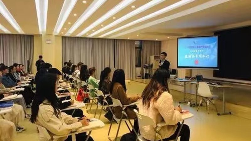 瑜伽教练培训加盟：揭秘加盟前的关键考量**